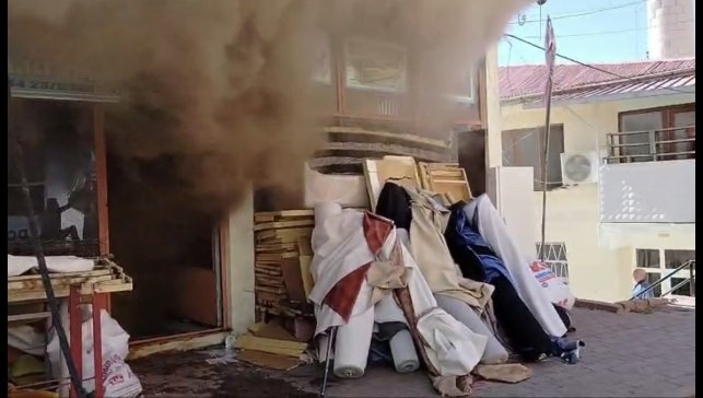 Çatıda çıkan yangın iş yerine sıçradı