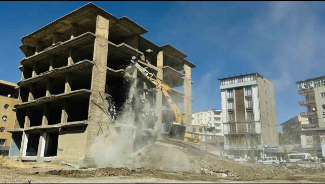 Yüksekova'da inşaat halindeki 23 yıllık bina yıkıldı