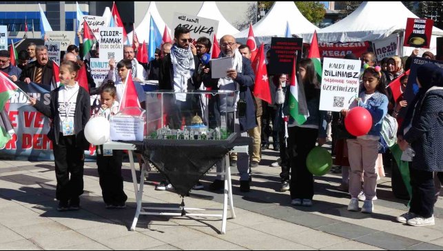 Sağlık çalışanları Gazze için 100. haftada sessiz yürüyüşlerini sürdürdü