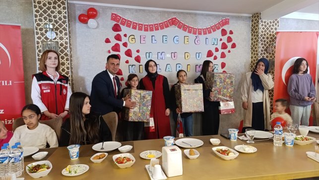 Erzurum'da 100 kız çocuğuna cağ kebap ikram edildi