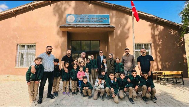 İki öğretmen binlerce kilometre yol kat ederek sınırdaki çocuklara yardım ulaştırdı