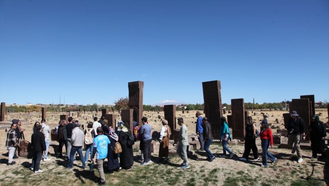 Doğaseverler Bitlis'in Ahlat ilçesindeki tarihi ve turistik alanlarını gezdi