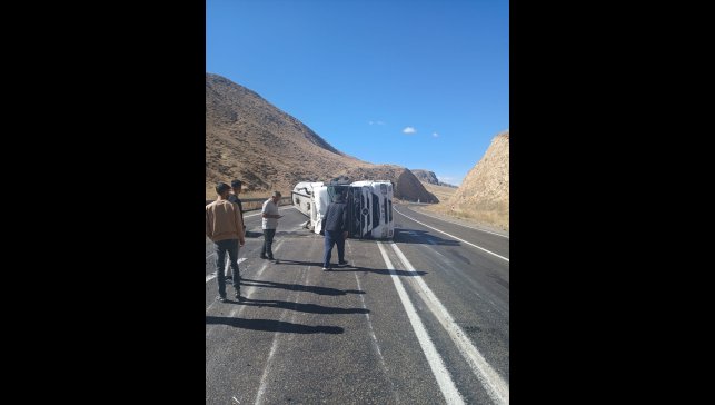Erzurum'da devrilen tırın sürücüsü yaralandı