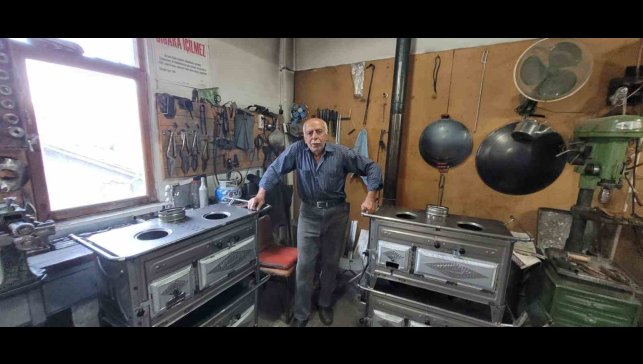 Unutulmaya yüz tutan meslek ustası. Yaptığı sobalarla içleri ısıtıyor