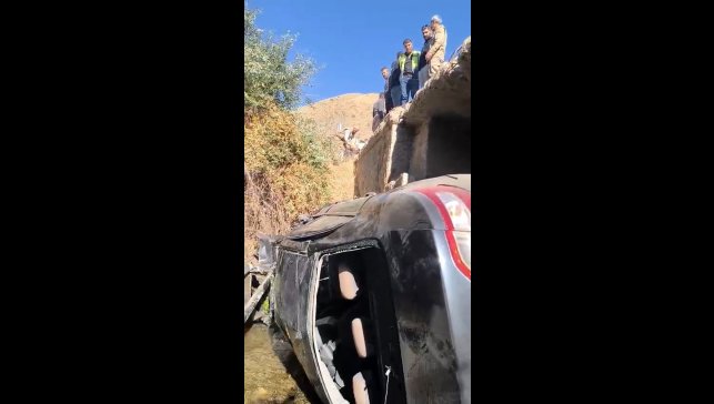 Yüksekova'da kontrolden çıkan otomobil dereye uçtu: 4 yaralı