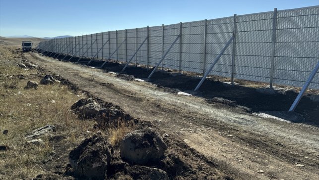 Ardahan'da kışın güvenli ulaşım için kara yollarına kar bariyerleri yapıldı