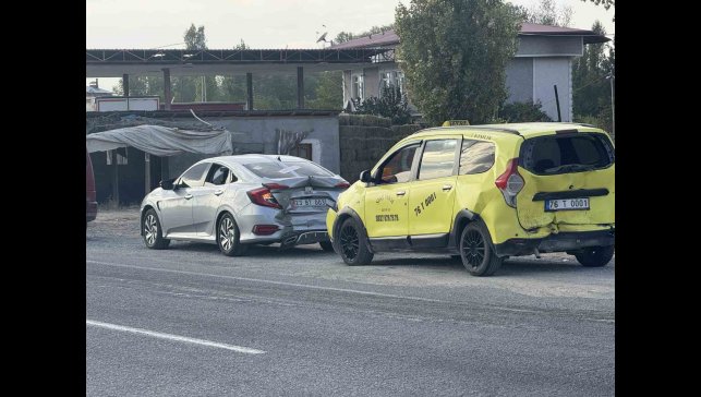 Iğdır'da 3 araç birbirine girdi