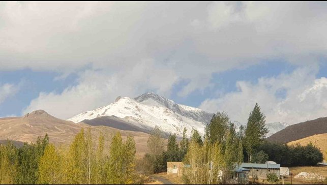 Başkale'de yüksek kesimlere kar yağdı