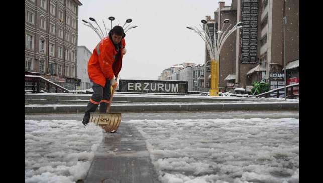 Erzurum güne kar ile uyandı