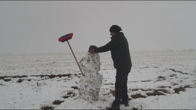 Kars'a mevsimin ilk karı yağdı, vatandaşlar kardan adam yaptı