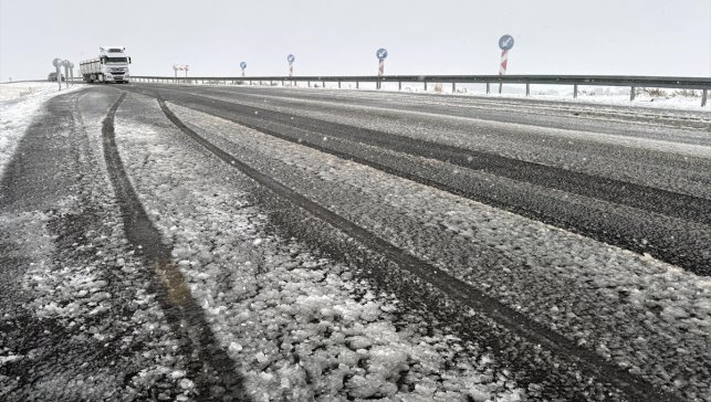Sarıkamış'ta ilçe merkezine, Ardahan, Tunceli, Erzincan ve Ağrı'da ise yükseklere kar yağdı