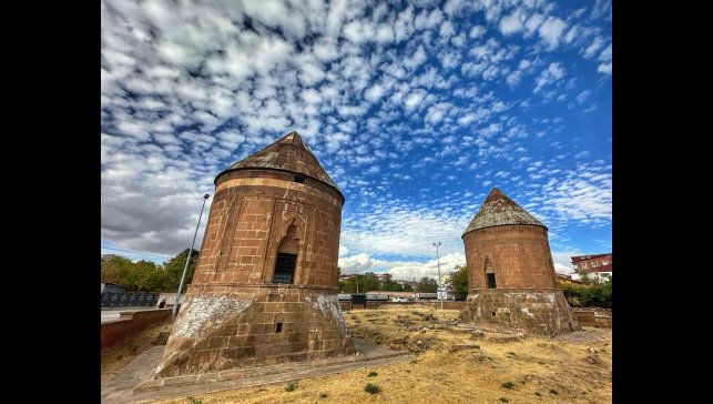 Ahlat'ta bulutlar ve tarihi kümbetler görsel şölen oluşturdu