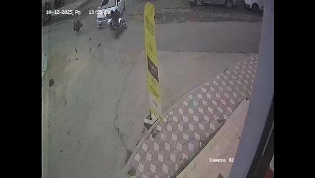 Otomobile çarpan motosiklet sürücüsü yere savruldu