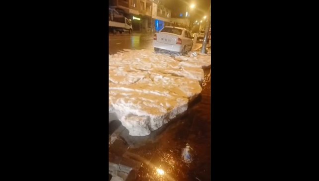 Ahlat'ta dolu yağışı cadde ve sokakları beyaza bürüdü