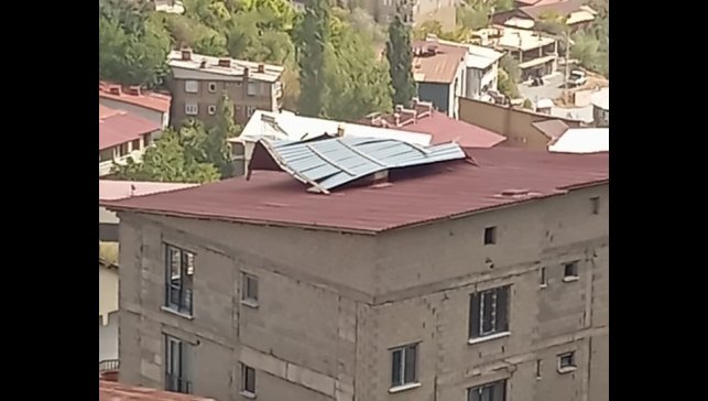 Hakkari'de şiddetli rüzgar çatılara zarar verdi