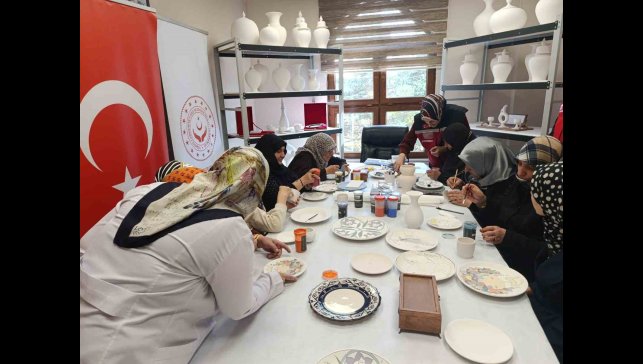 Erzurum'da şehit yakınlarına sanatla şifa: Çini, Tezhip ve Ebru kursları başladı