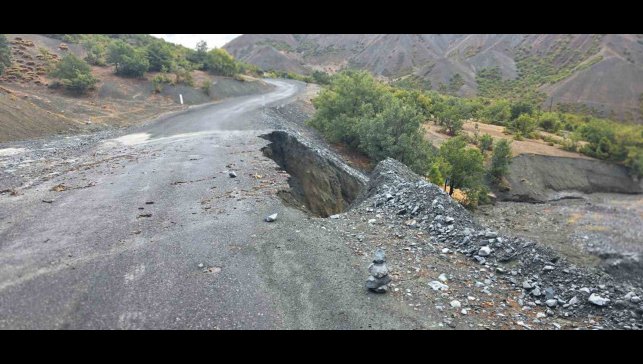 Elazığ'da köy yolunda çökme meydana geldi