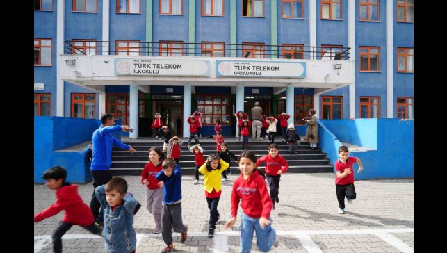 Muş'ta okullarda eş zamanlı tahliye tatbikatı yapıldı