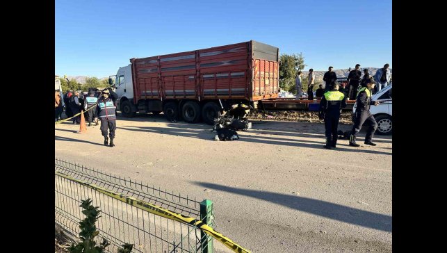 Elazığ'da motosiklet park halindeki kamyona çarptı: 1 ölü, 1 yaralı