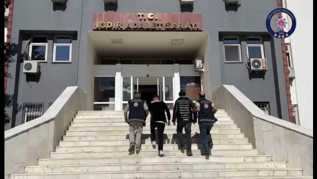 Iğdır'da kaçak 10 Afgan göçmen ve göçmenleri taşıyan 2 kişi yakalandı