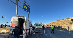 Ağrı'da ambulans kamyonetle çarpıştı: 2'si ağır 7 yaralı