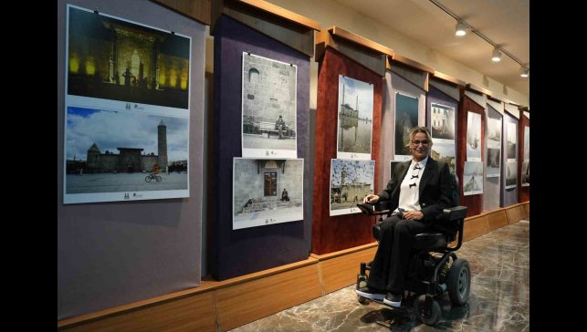 Hediye fotoğraf makinesiyle engelleri aştı