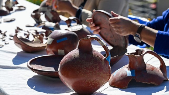 Urartuların ihtişamlı kalesinden çıkan seramik parçalarını "yapboz" gibi birleştiriyorlar