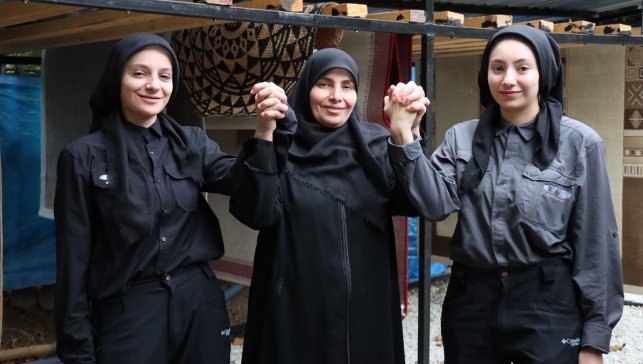 Anne ve kızları, halı yıkama işinin taşıma dahil her aşamasını sırtlıyor