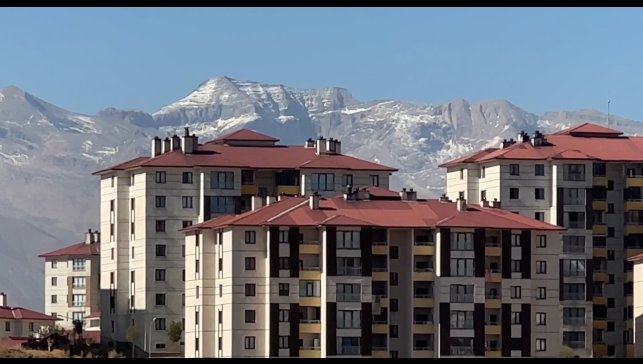 Yüksekova'da araçların camları buz tuttu, dağların tepesi beyaza büründü