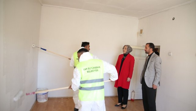 Van Büyükşehir Belediyesi ihtiyaç sahibi ailenin evini onardı