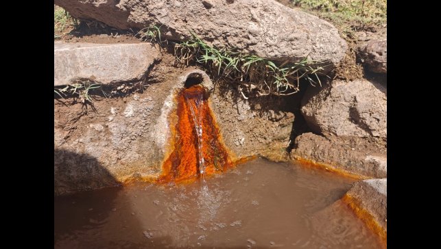 Şifalı suya ulaşmak isteyen vatandaşlar kilometrelerce yol yürüyor