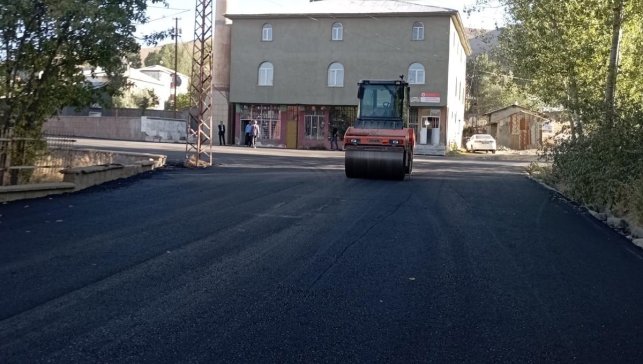 Büyükçiftlik beldesinde alt yapısı tamamlanan yolda asfalt serimine başlandı