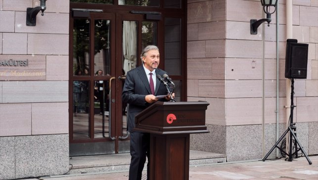 Koç Üniversitesi Tıp Fakültesi'ne iş insanı Sinan Dereli'nin adı verildi