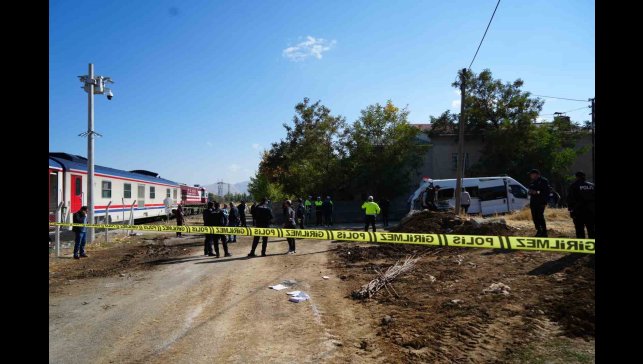 Muş'ta tren öğrenci servisine çarptı: 17 yaralı