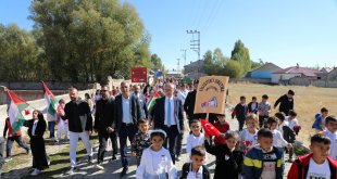 Ağrılı öğrenciler, Gazze'deki ihtiyaç sahipleri için hayır panayırı düzenledi