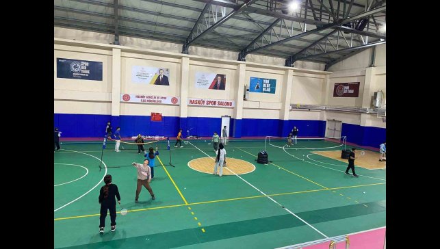 Hasköy'de badminton antrenmanları yoğun katılımla sürüyor