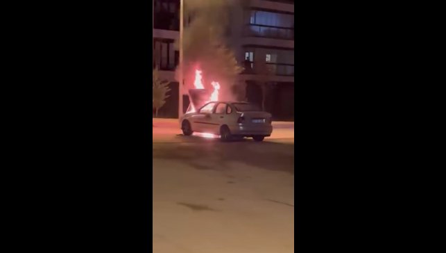 Elazığ'da seyir halindeki otomobil alev aldı