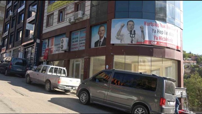 CHP'de demokrasi isyanı: İl başkanı ve yönetim kendilerini binaya kilitleyip eylem başlattı