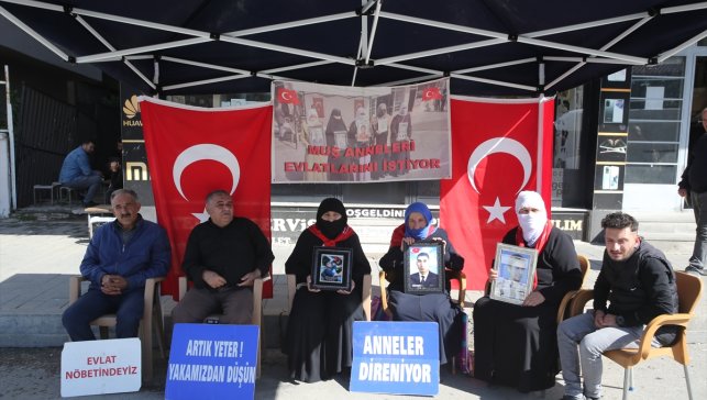 Muş'ta evlatlarına kavuşmak isteyen aileler, DEM Parti önündeki eylemlerini sürdürdü