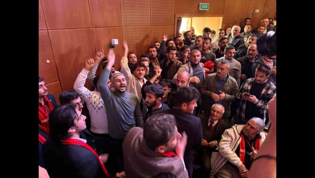 CHP İl Kongresi'nde yumruklar havada uçuştu