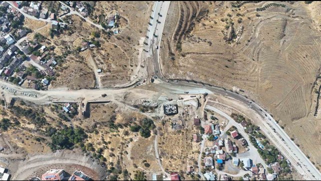 Elazığ'da yol genişletme çalışmaları sürüyor