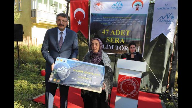 Hakkari'de kurulumu tamamlanan seralar kadın çiftçilere teslim edildi