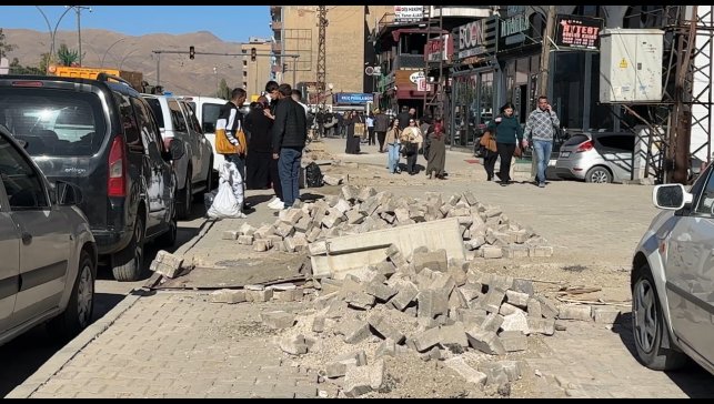 Yüksekova'da kaldırımlar adeta köstebek yuvasına döndü