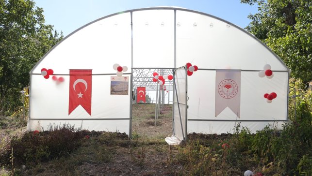 Hakkari'de kurulumu tamamlanan 18 sera, üretici kadınlara teslim edildi