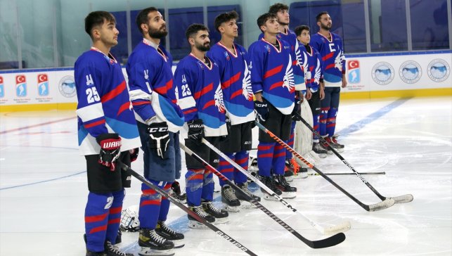 Kars'ta Olimpik Buz Sporları Salonu sezon açılışını buz hokeyi maçıyla yaptı