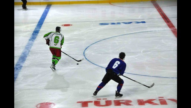 Kars'ta buz hokeyi heyecanı