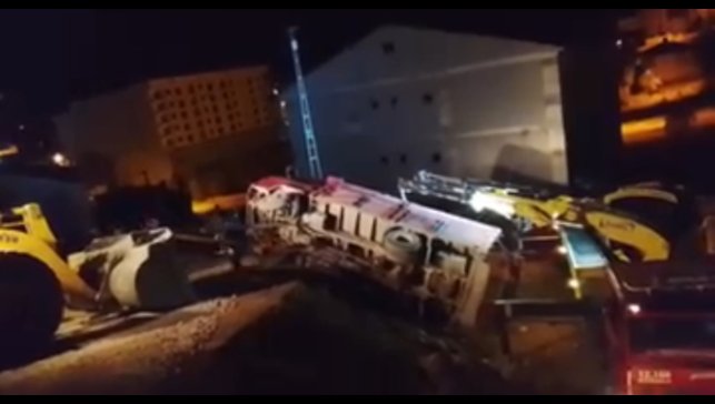 Yüksekova'da odun yüklü kamyonet devrildi