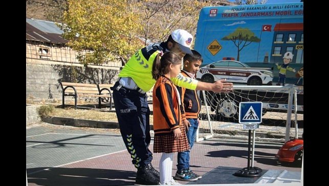 Muradiye'de öğrencilere trafik güvenliği eğitimi