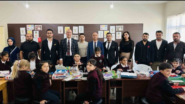 İran sınırındaki öğrencilere 21 çeşit zeka oyunu seti hediye edildi