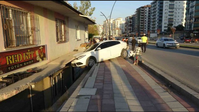 Otomobilin çarptığı araç savrularak evin balkonuna girdi: 2'si çocuk 3 yaralı